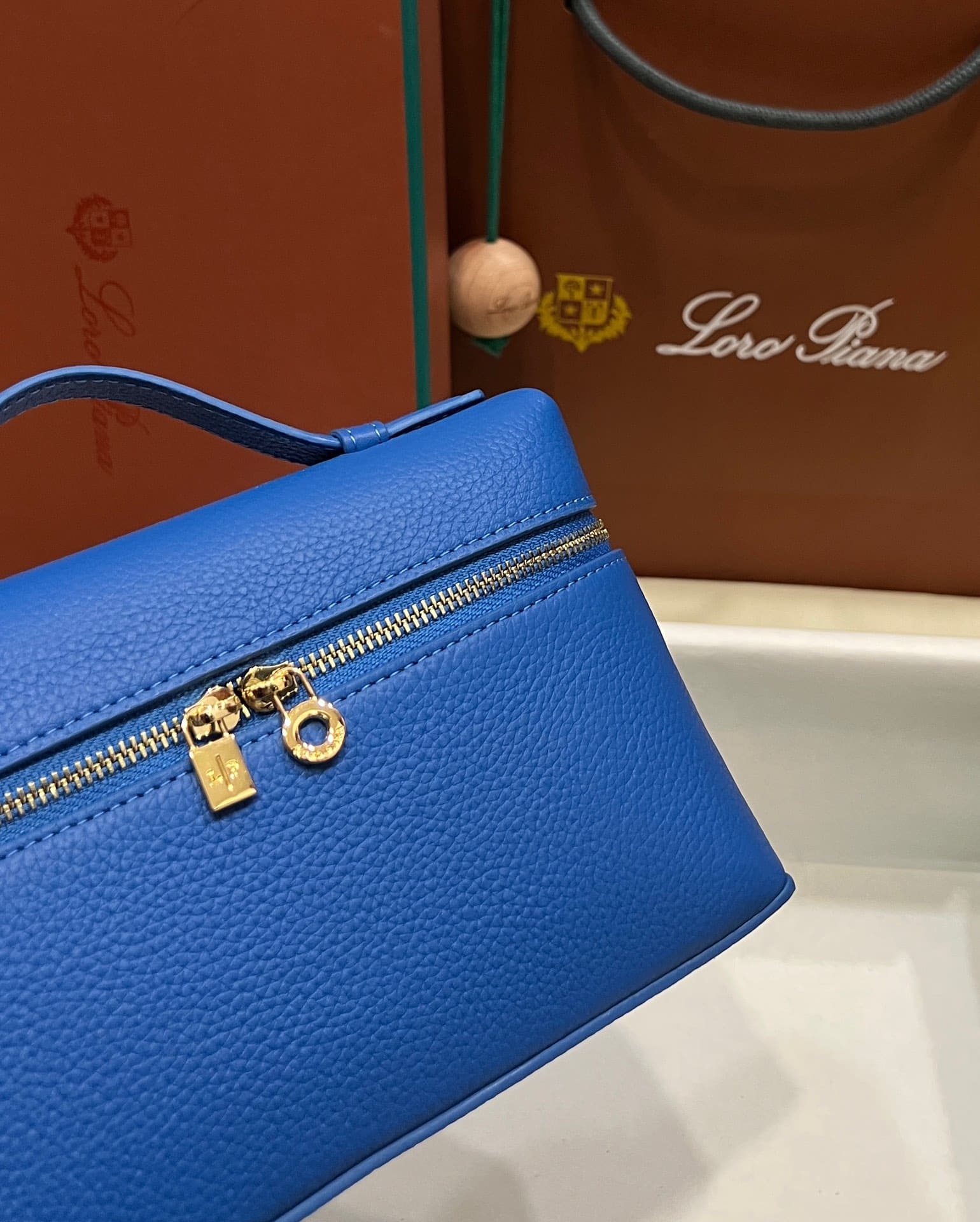 TÚI Loro Piana Women Extra bằng da bê màu xanh blue