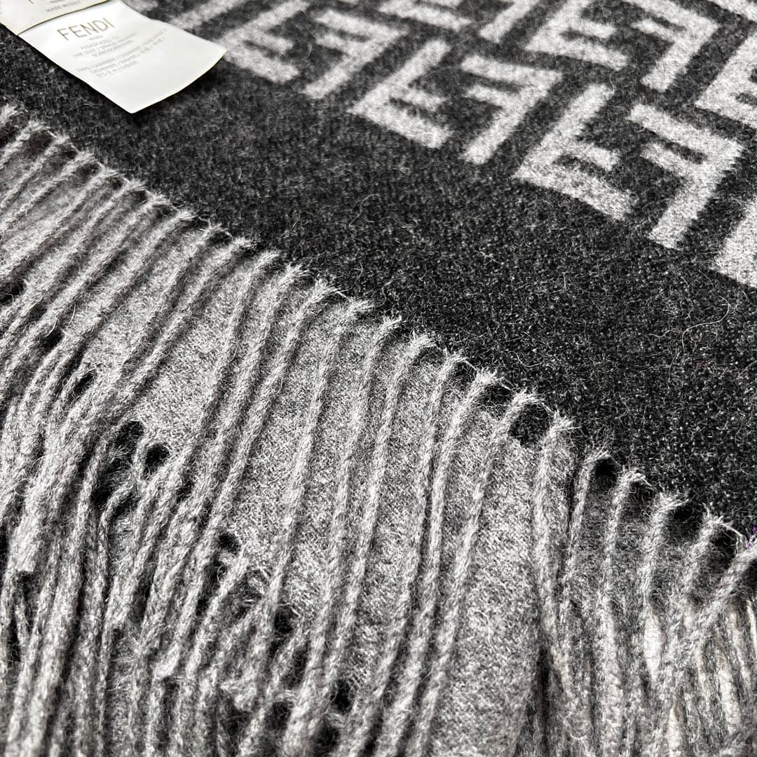 KHĂN FENDI Double F travel blanket scarf