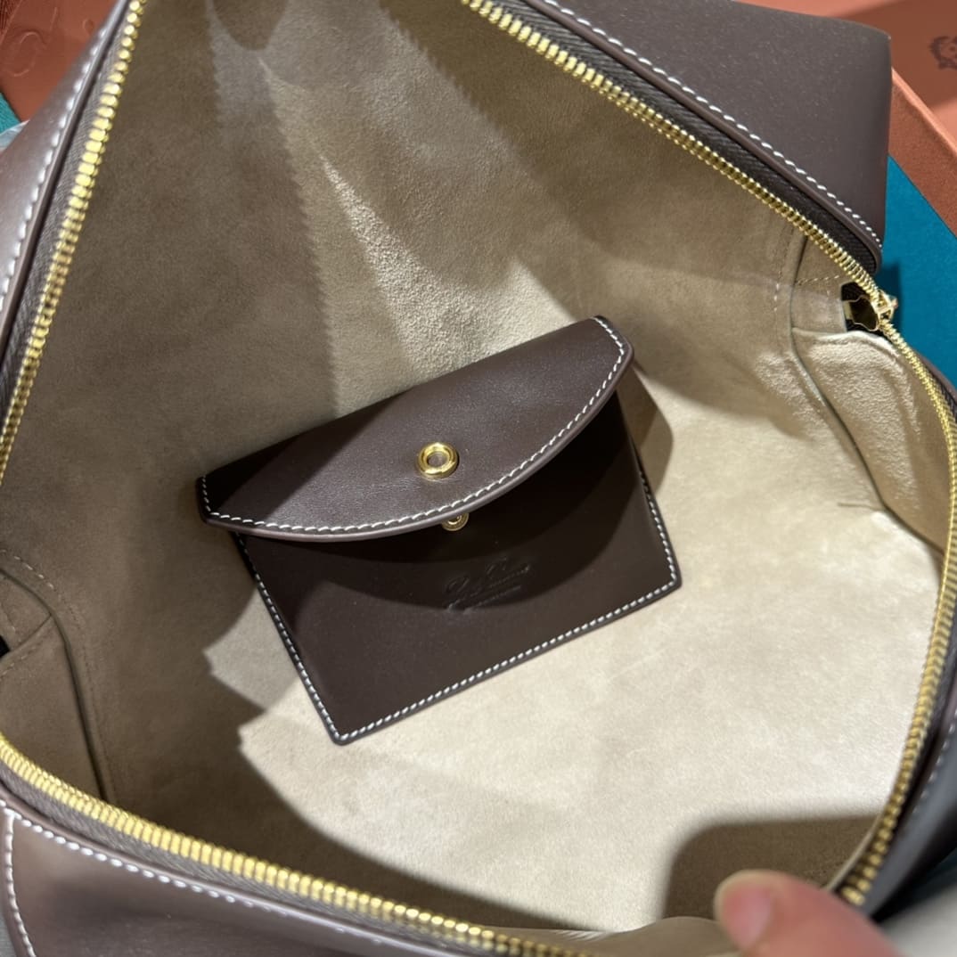 TÚI Loro Piana Women Extra bằng da bê màu cafe'