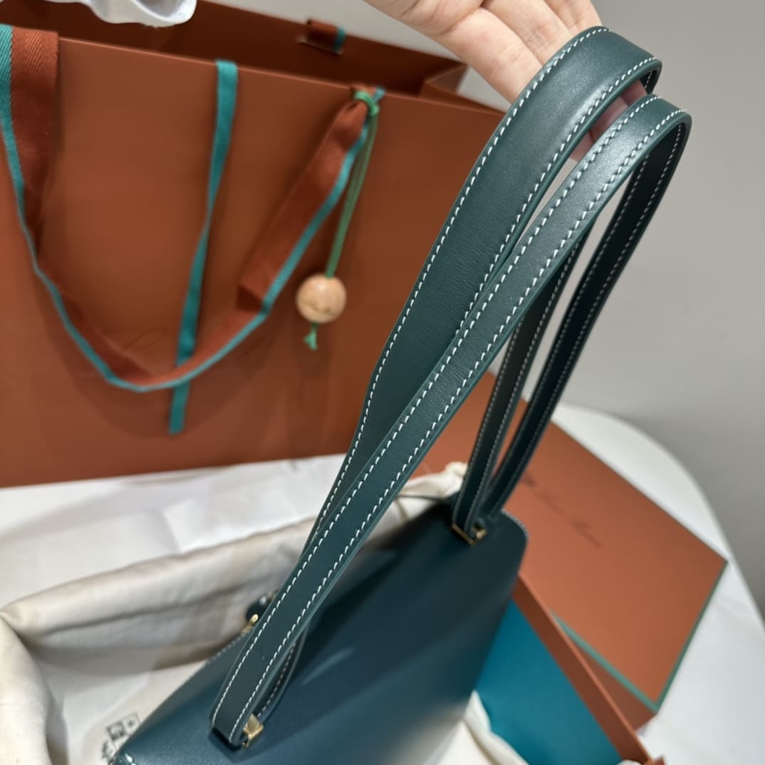 TÚI Loro Piana Women Extra bằng da bê màu xanh lá cây