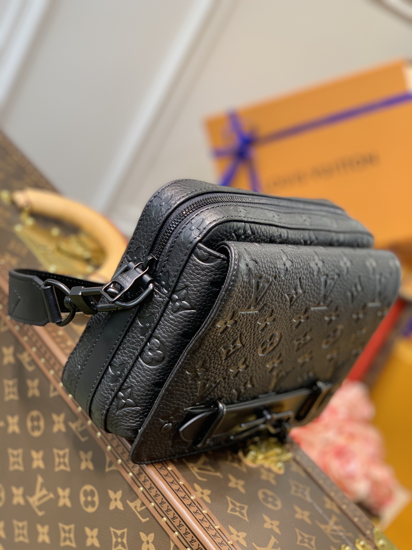 TÚI LOUIS VUITTON STEAMER New Classics Monogram Taurillon Messenger Bag