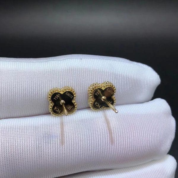 Hoa tai đính đá Onyx Sweet Alhambra bằng vàng vàng 18K của Van Cleef & Arpels 18K  (Liên hệ để biết giá)