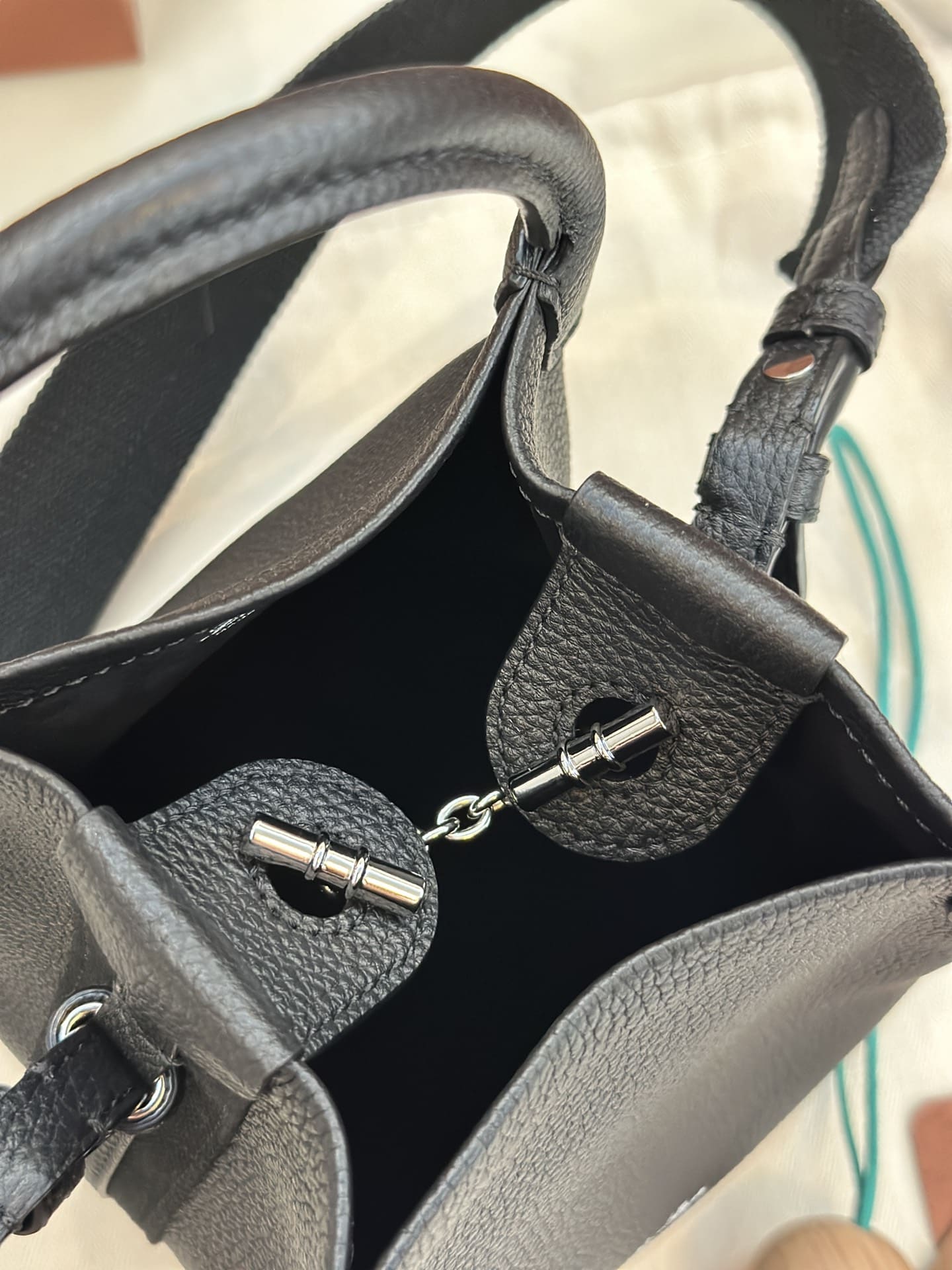 TÚI Loro Piana Bale Micro bằng da bê màu đen