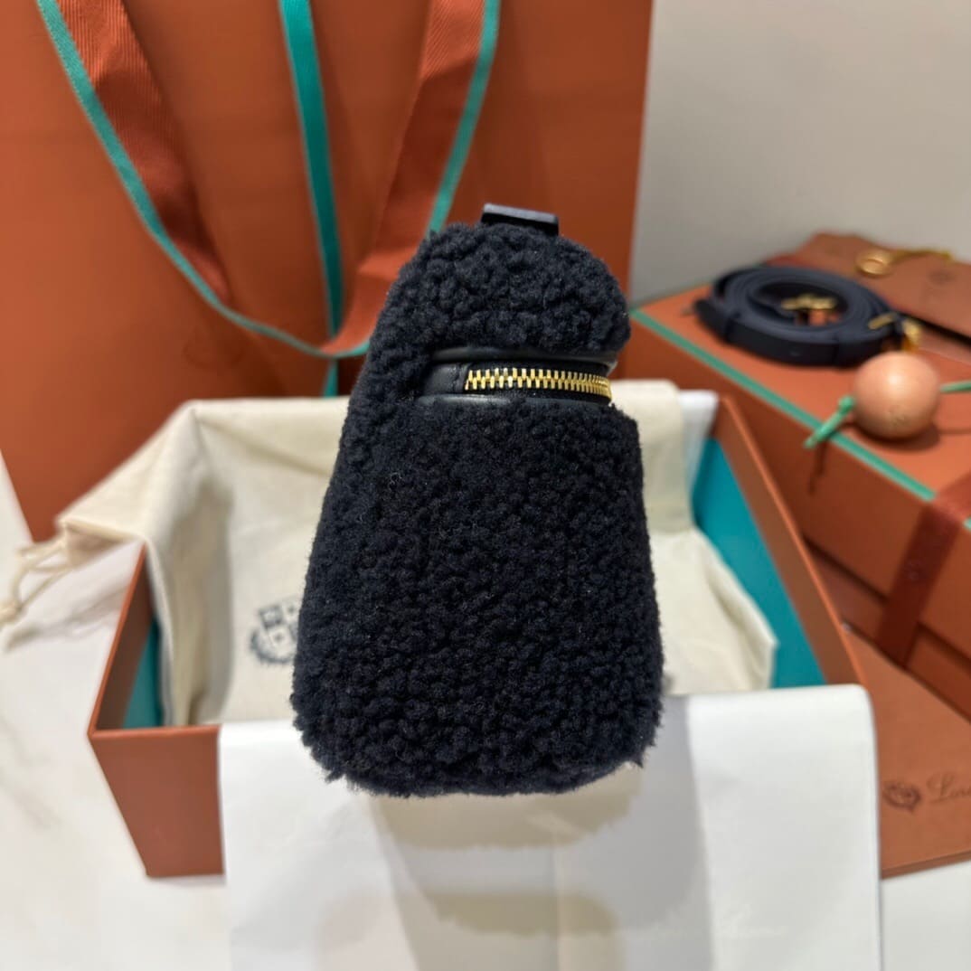 TÚI Loro Piana Women Extra Pocket L19 in Lamb Fur Black lông cừu