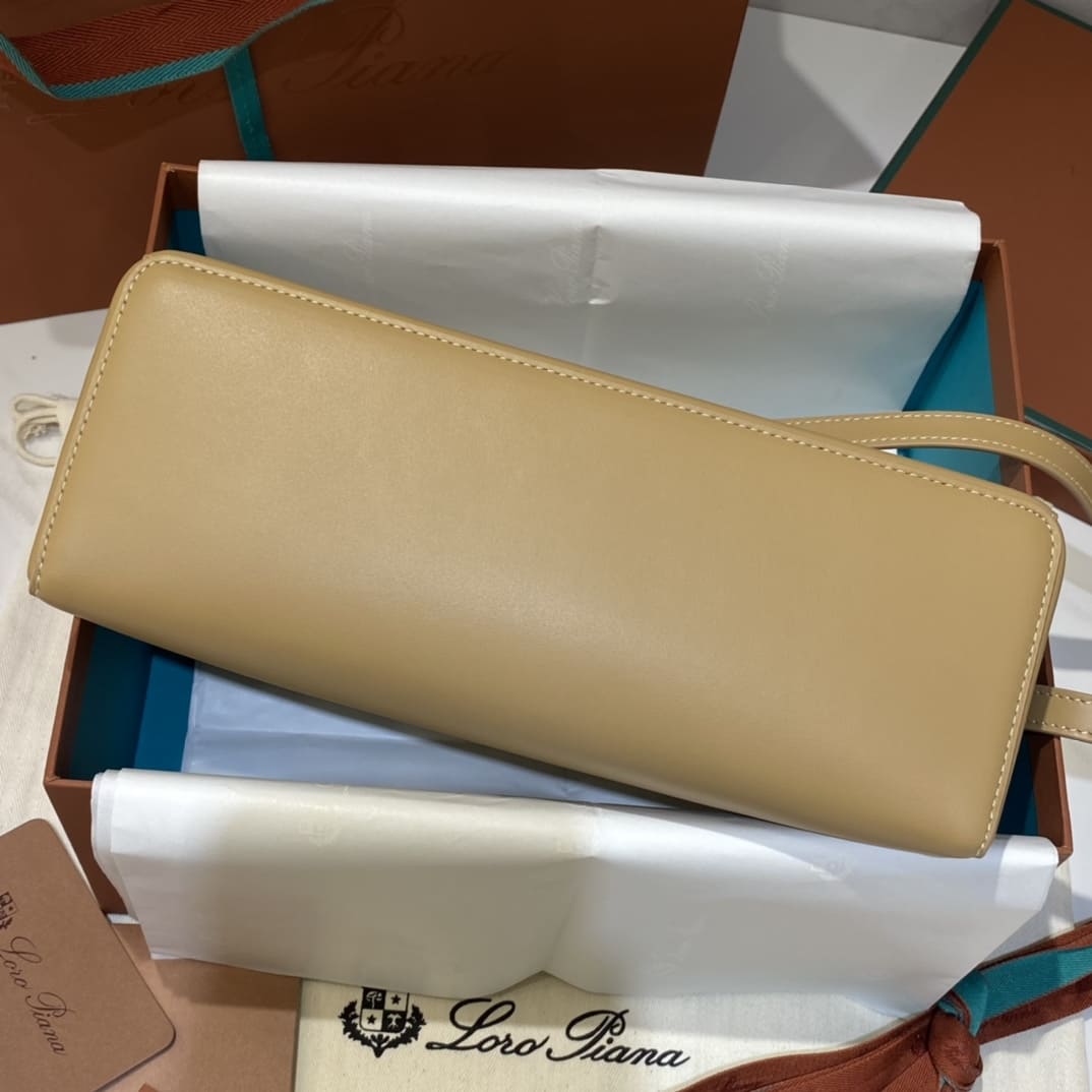 TÚI Loro Piana Women Extra bằng da bê màu nâu nhạt