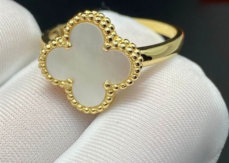 NHẪN VAN CLEEF & ARPELS ALHAMBRA M.O.P GOLD 18K YELLOW GOLD