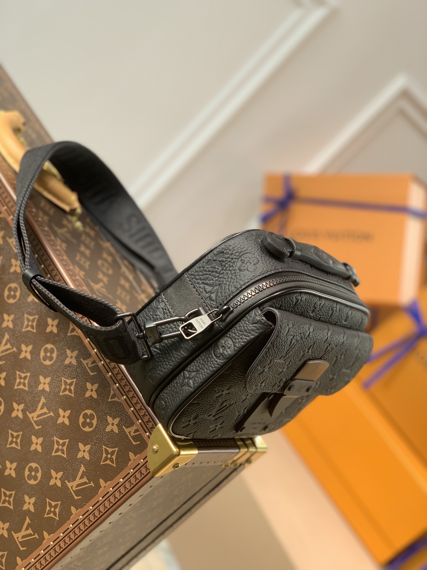 TÚI LOUIS VUITTON S Lock Monogram Georges Vuitton Messenger Bag
