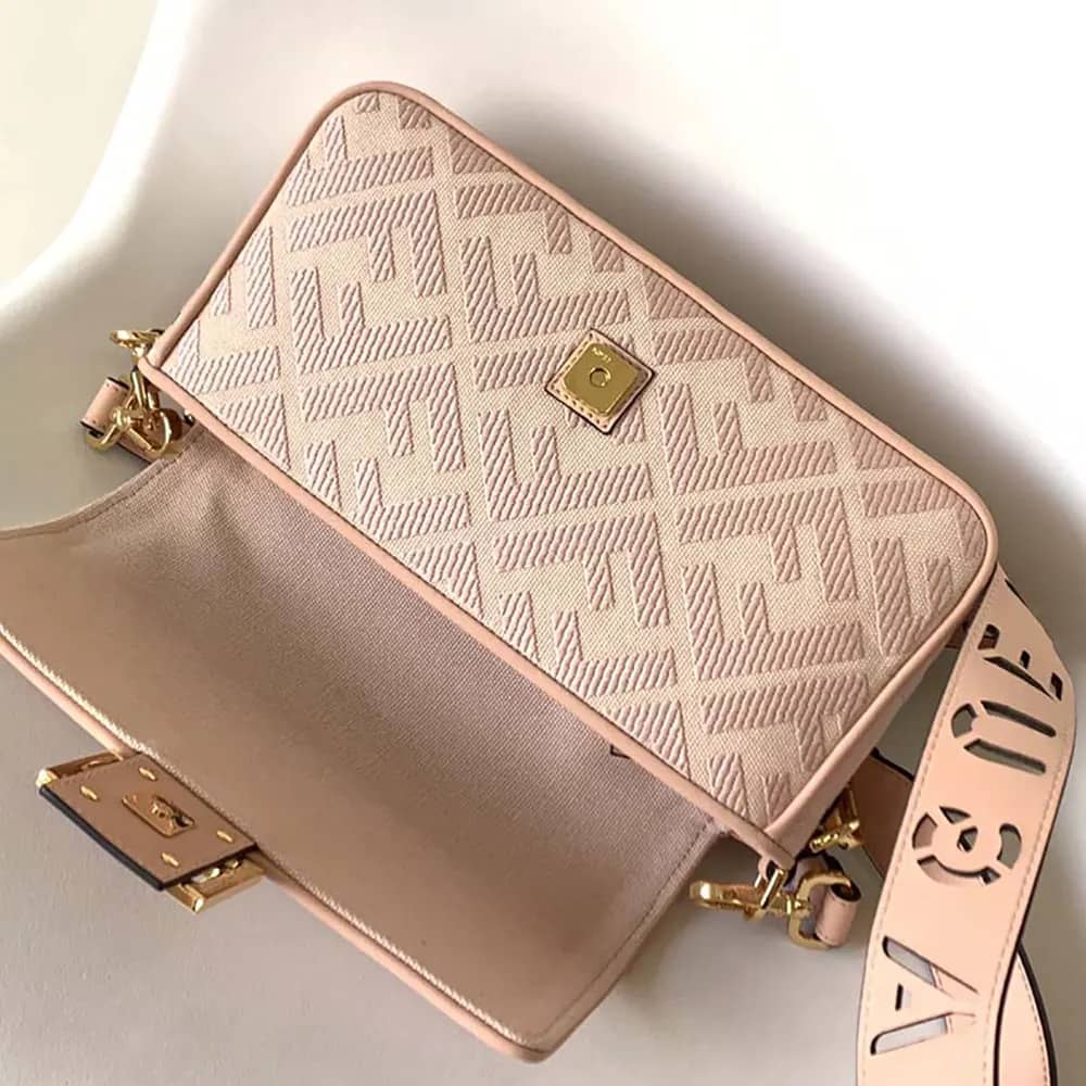 TÚI Fendi Women Baguette màu hồng nhạt denim thêu họa tiết FF