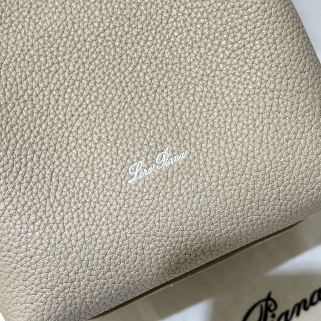 TÚI Loro Piana Bale Micro bằng da bê màu be Beige