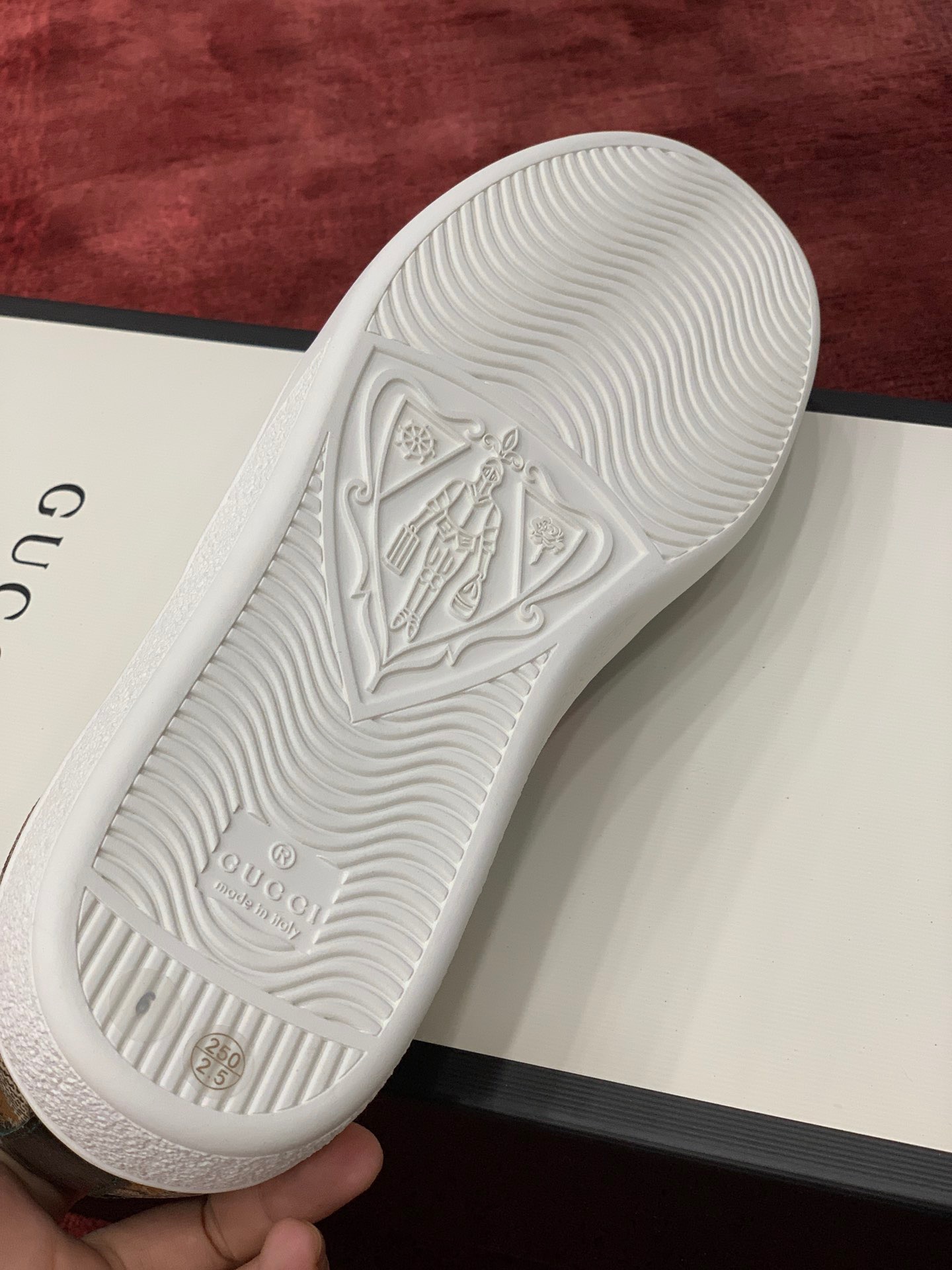 GIÀY GUCCI Leather Ace Sneakers Bee Motif