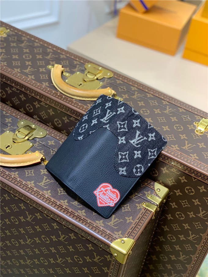 VÍ LOUIS VUITTON brazza wallet