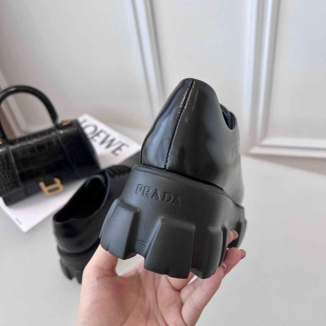 GIÀY PRADA TRIANGLE LOGO LOAFER SHOES