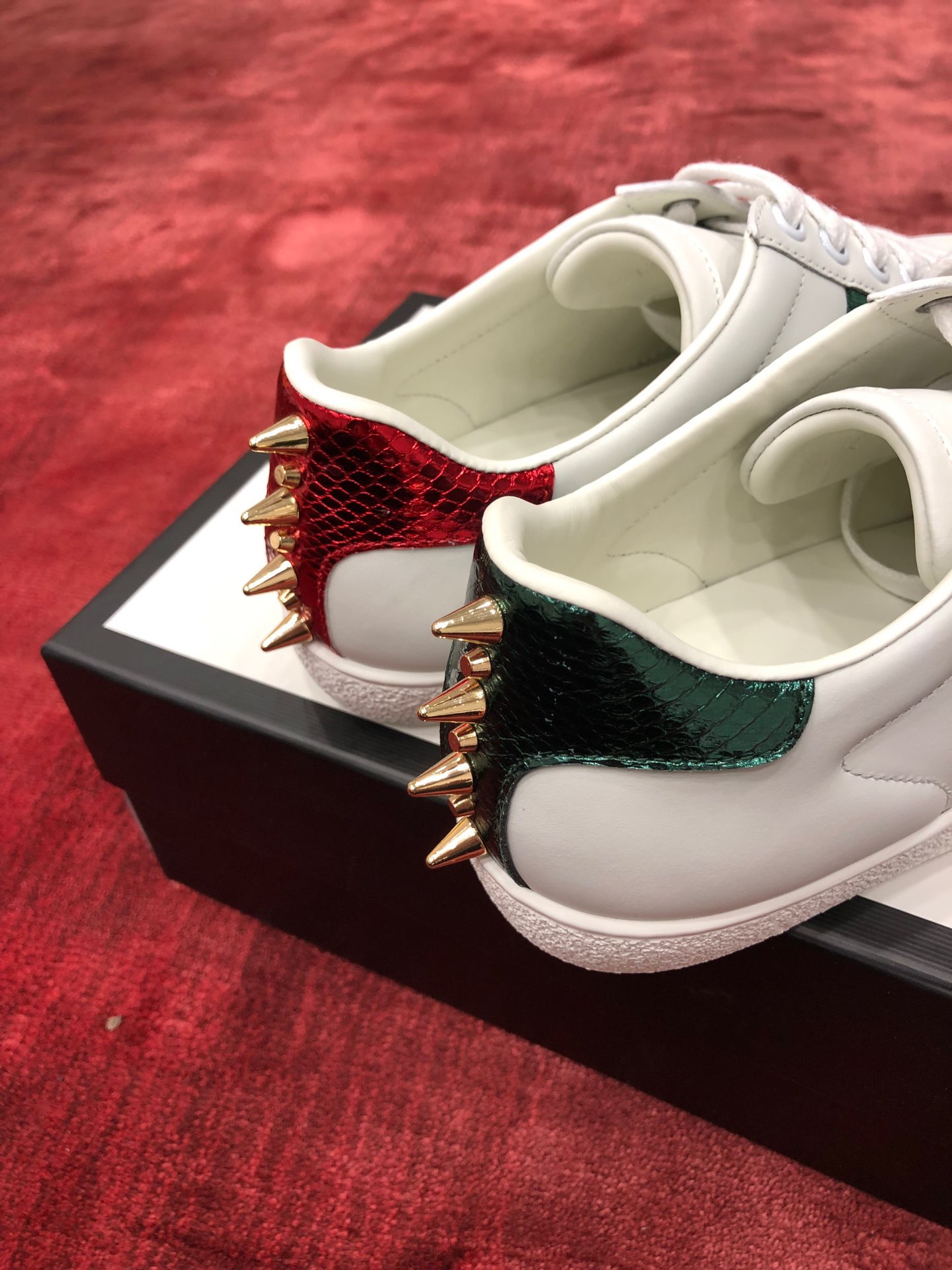 GIÀY GUCCI Leather Ace Sneakers Pear and Spkies White