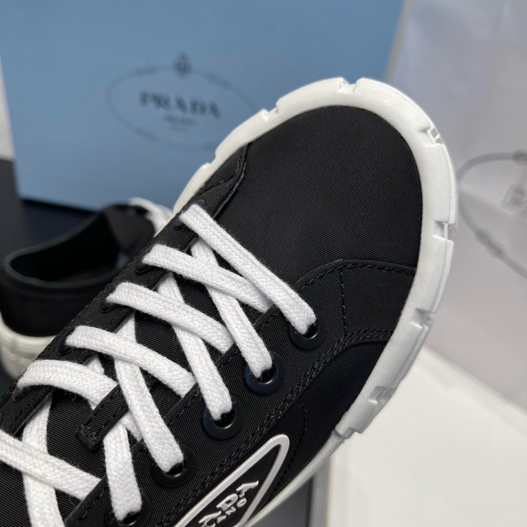 GIÀY PRADA TRIANGLE LOGO SNEAKERS SHOES