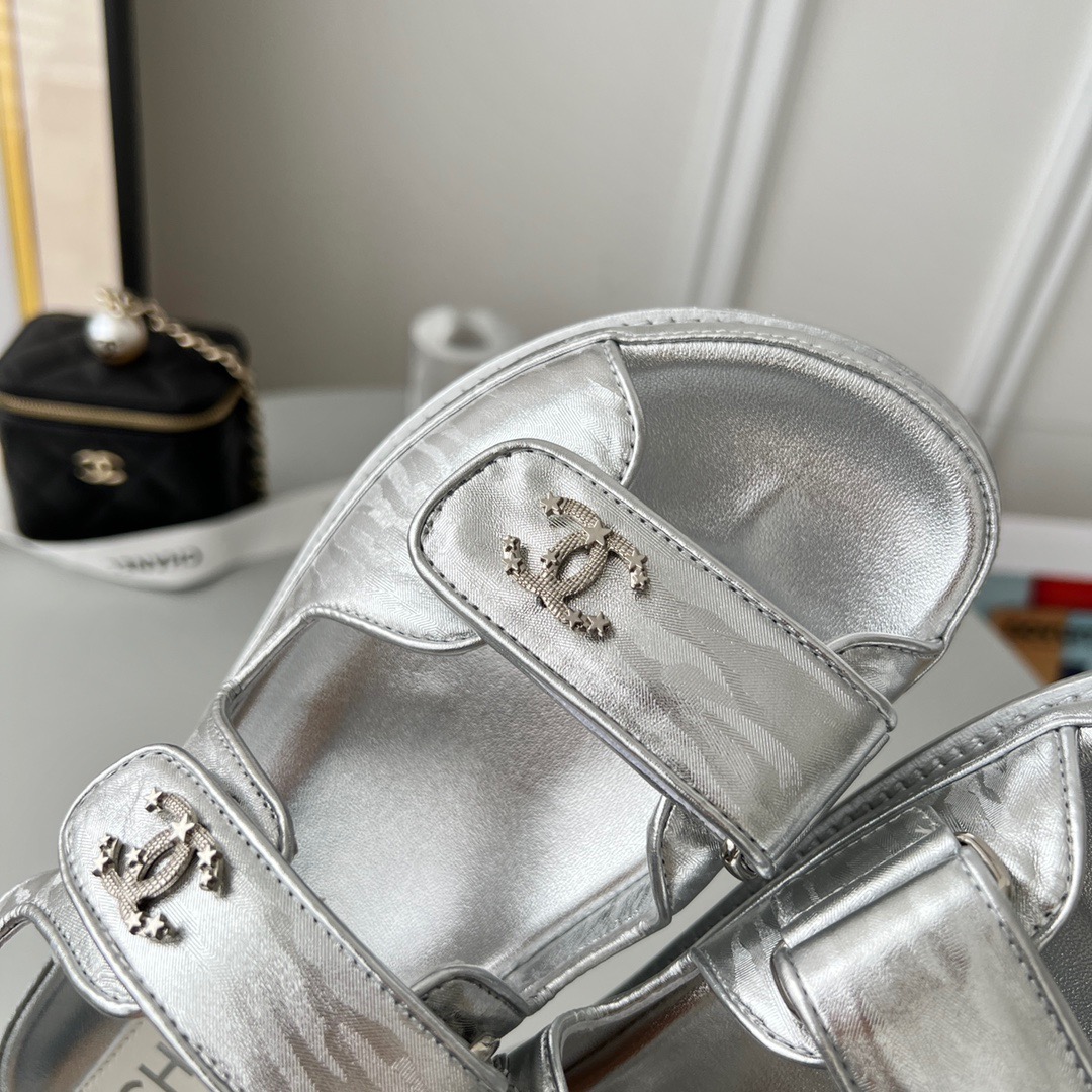 GIÀY CHANEL CC LOGO SANDALS
