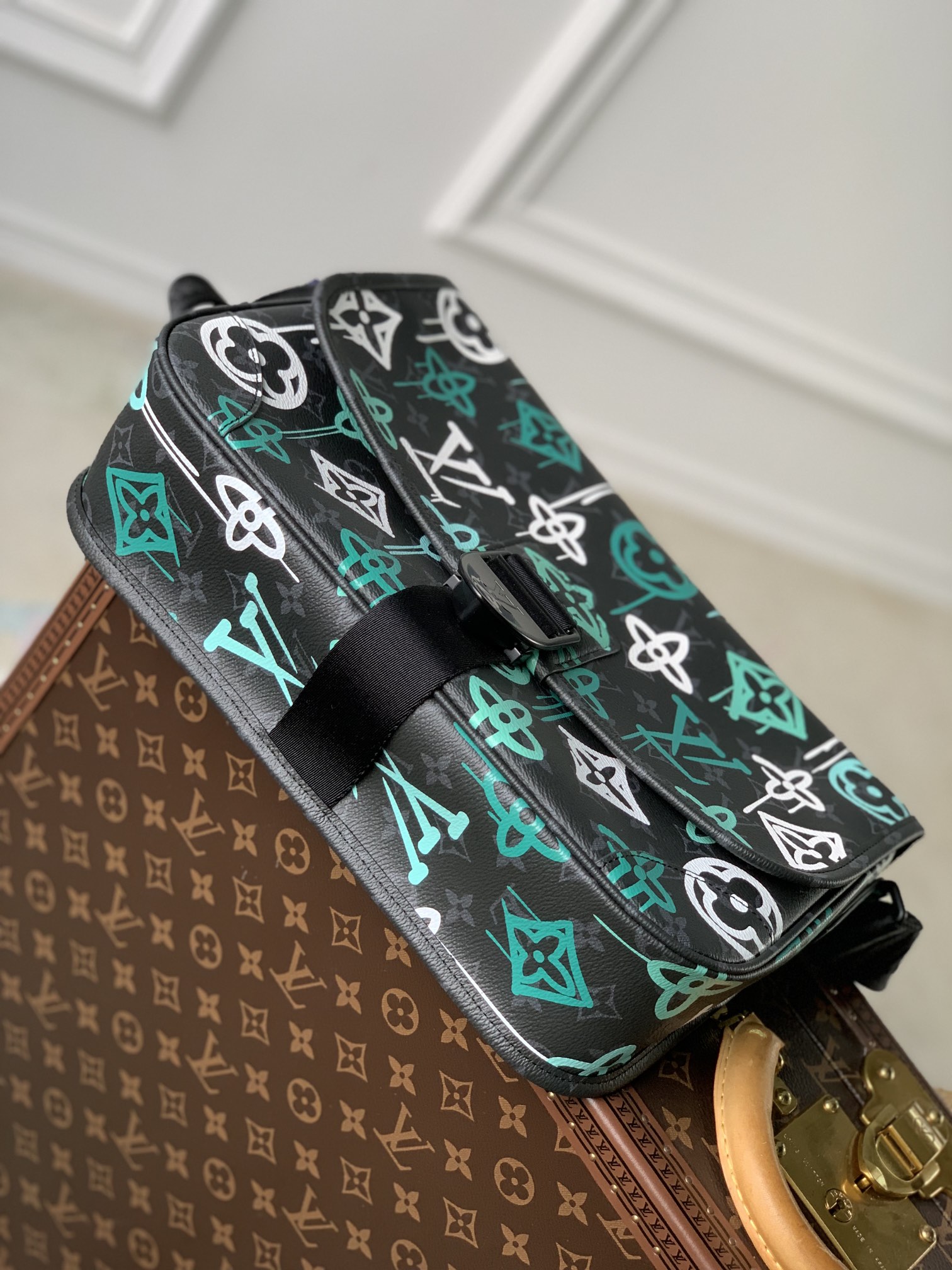 TÚI LOUIS VUITTON  Archy Monogram Eclipse Messenger Bag