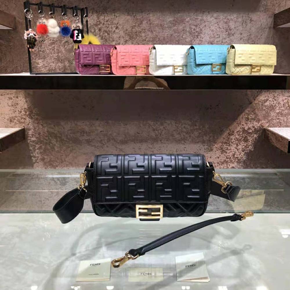 TÚI Fendi Iconic Medium Baguette Black Leather Bag