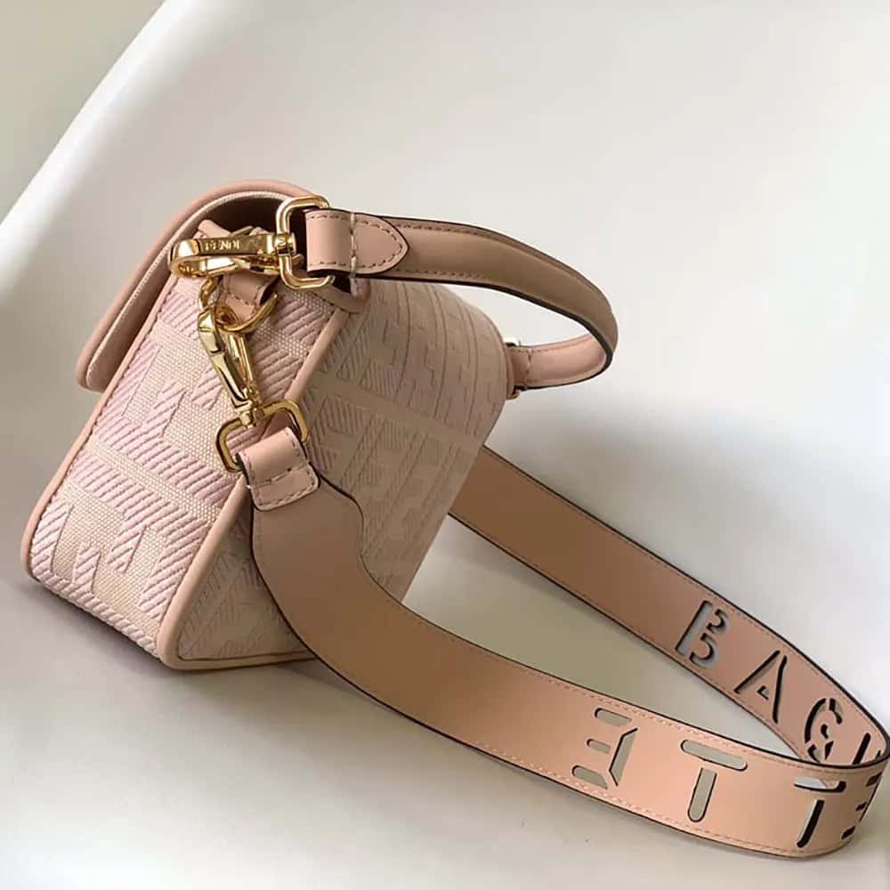 TÚI Fendi Women Baguette màu hồng nhạt denim thêu họa tiết FF