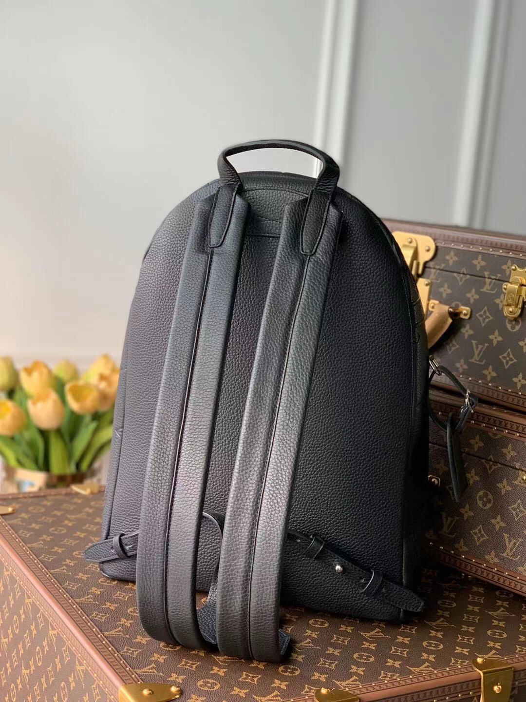 BALO LOUIS VUITTON ARMAND TAURILLON SHADOW Leather Backpack-Black