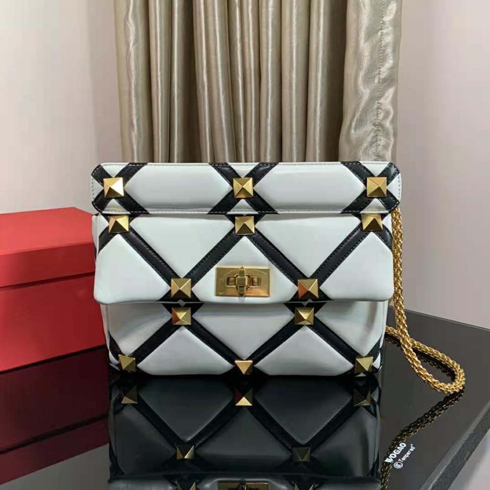 TÚI Valentino Large Roman Stud the Shoulder Bag in Nappa with Grid Detailing-White
