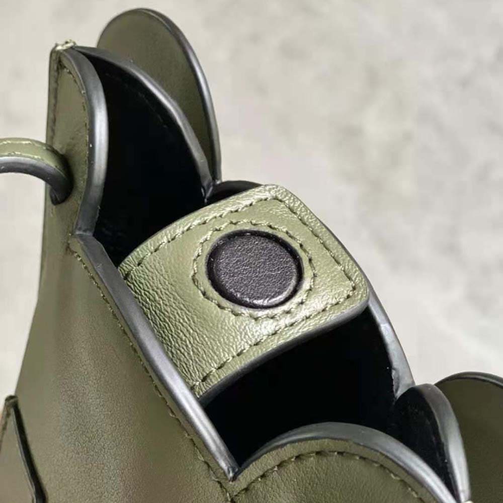 TÚI LOEWE Elephant Pocket màu da bê cổ điển màu xanh lá cây