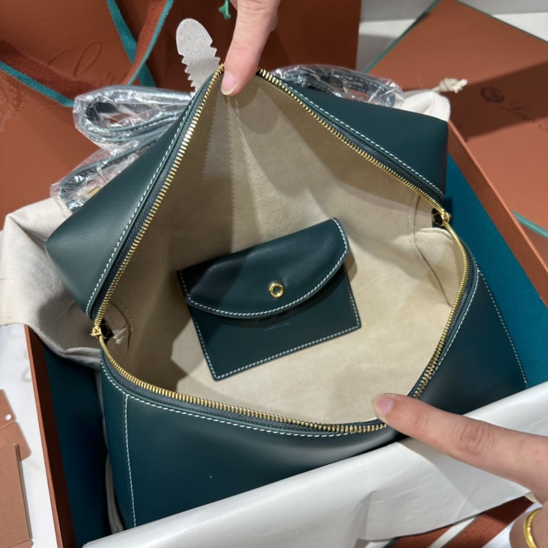 TÚI Loro Piana Women Extra bằng da bê màu xanh lá cây