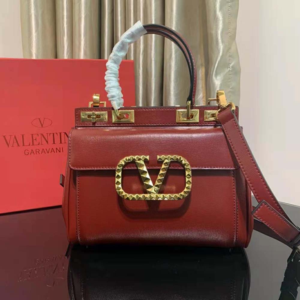 TÚI Valentino Rockstud Alcove Handbag in Grainy Calfskin-Red