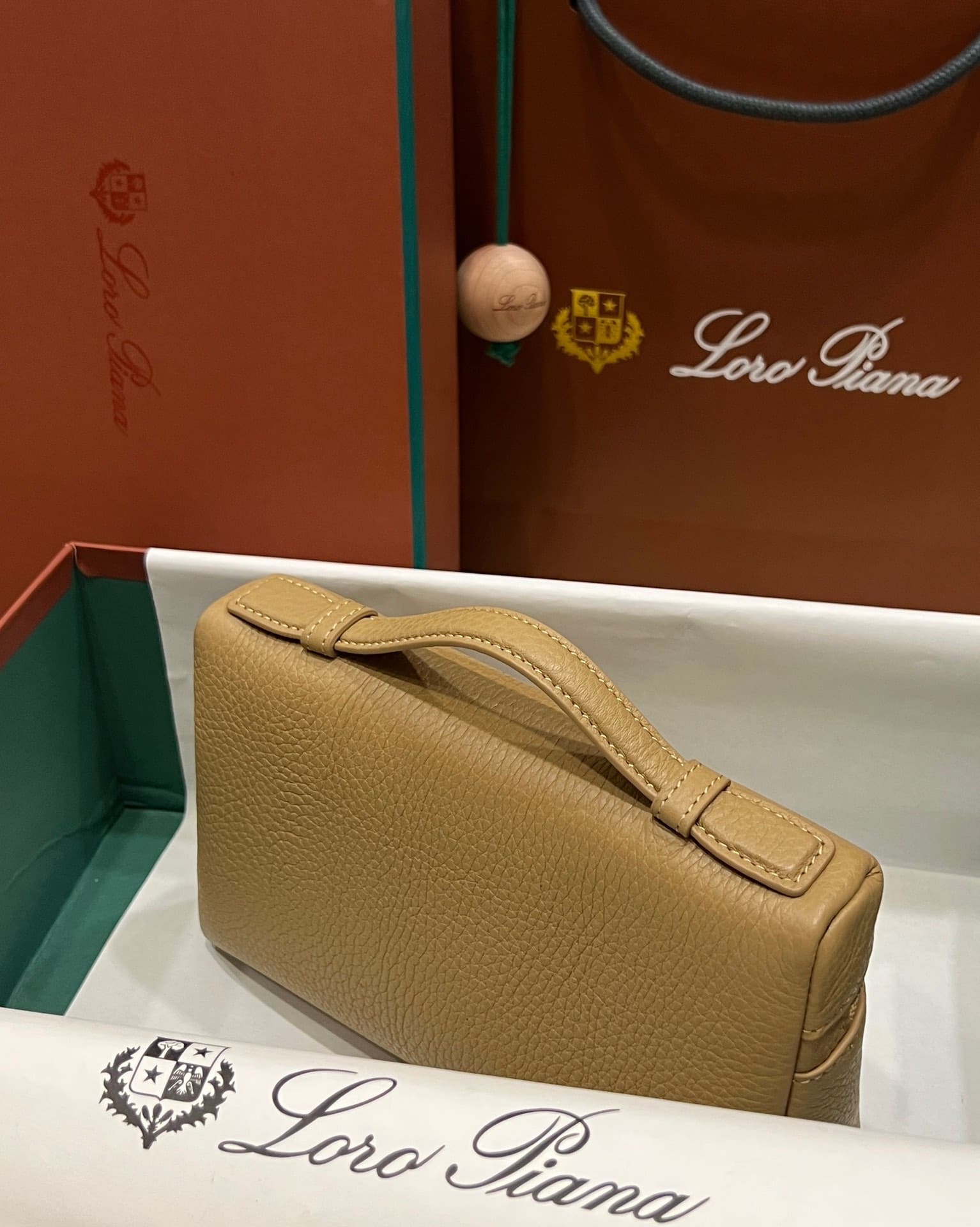 TÚI Loro Piana Women Extra bằng da bê màu vàng cát