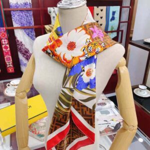KHĂN Fendi Women Flower Foulard Foulard from the Spring Festival Capsule Collection