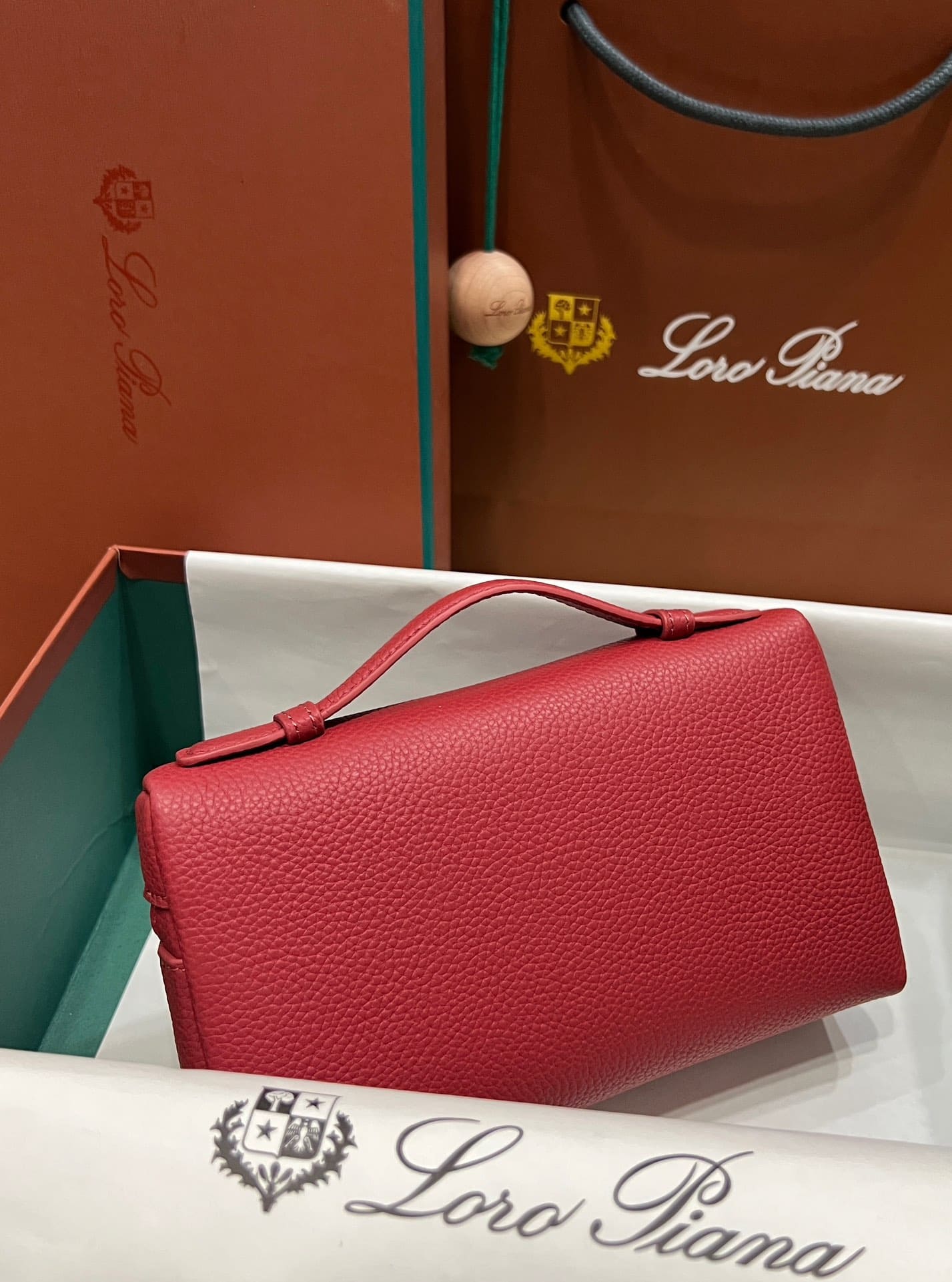 TÚI Loro Piana Women Extra bằng da bê màu đỏ