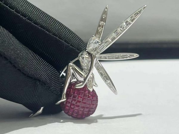Trâm cài Van Cleef & Arpels Fée Caresse d'Eole kim cương Ruby Fairy vàng trắng 18K