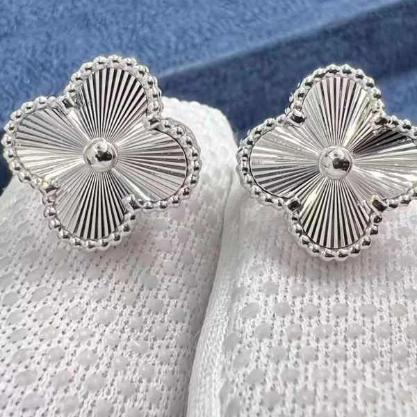 Bông tai Van Cleef & Arpels Guilloche Vintage Alhambra vàng trắng 18K