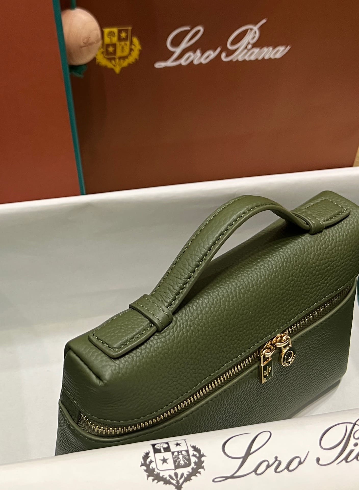 TÚI Loro Piana Women Extra bằng da bê màu xanh Olive