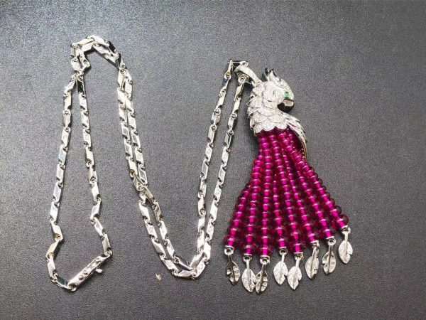 Vòng cổ Cartier Les Oiseaux Libérés con vẹt Ruby kim cương vàng trắng 18K