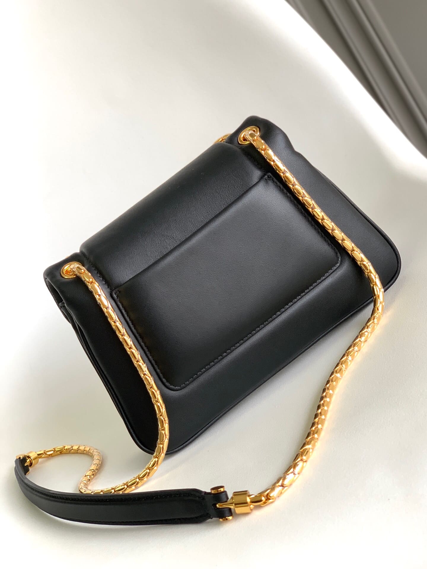 TÚI BVLGARI SERPENTI CALFSKIN BLACK