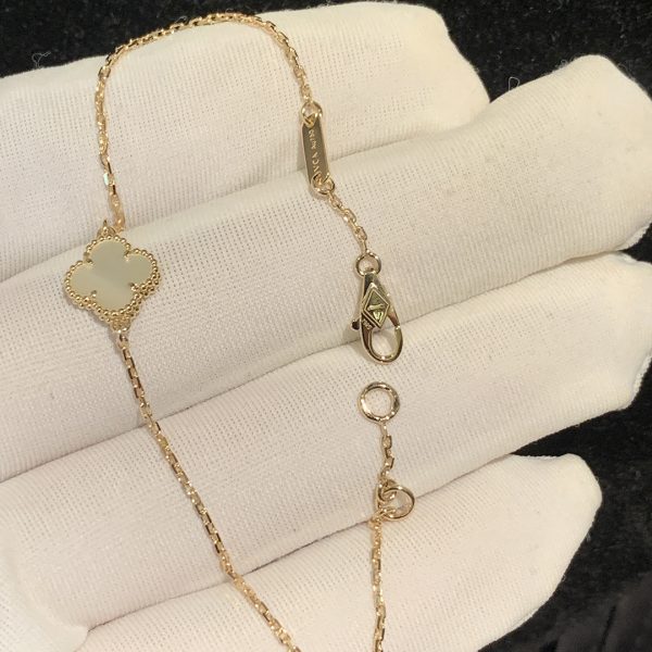 Vòng tay Van Cleef & Arpels Sweet Alhambra M.O.P xà cừ vàng vàng 18K