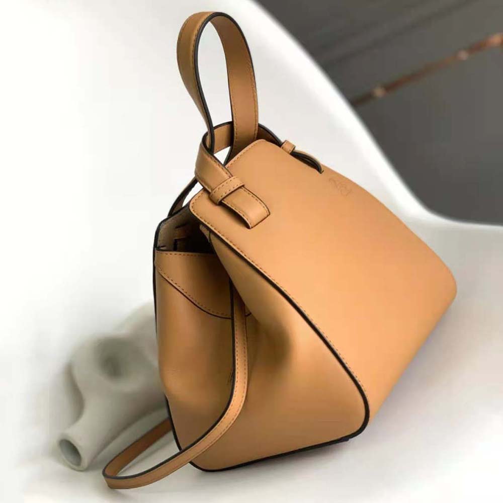 TÚI Loewe Women Hammock Nugget Bag in Nappa Calfskin-Brown