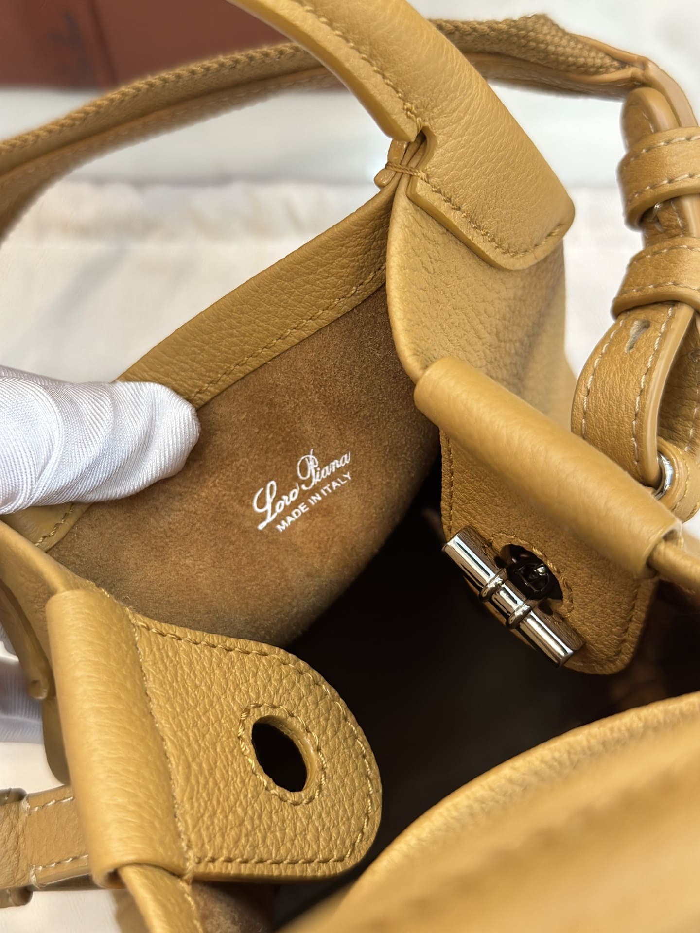 TÚI Loro Piana Bale Micro bằng da bê màu nâu