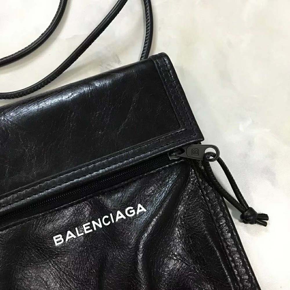 TÚI Balenciaga Explorer Pouch Strap in Leather-Black