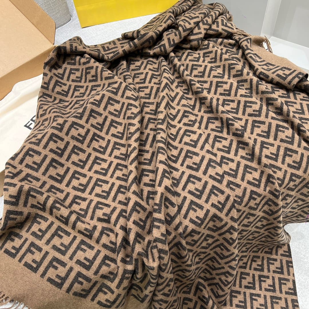 KHĂN FENDI Double F travel blanket scarf