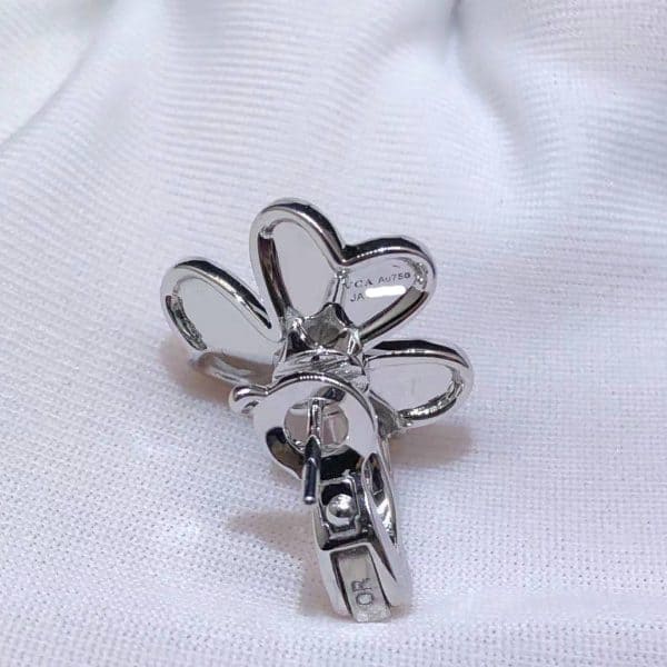 Hoa tai kim cương vàng trắng 18K Frivole Small Model của Van Cleef & Arpels 18K  (Liên hệ để biết giá)