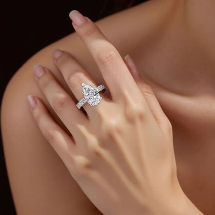 Nhẫn kim cương nhân tạo hình quả lê 4.06CT E VVS2  vàng trắng 18K