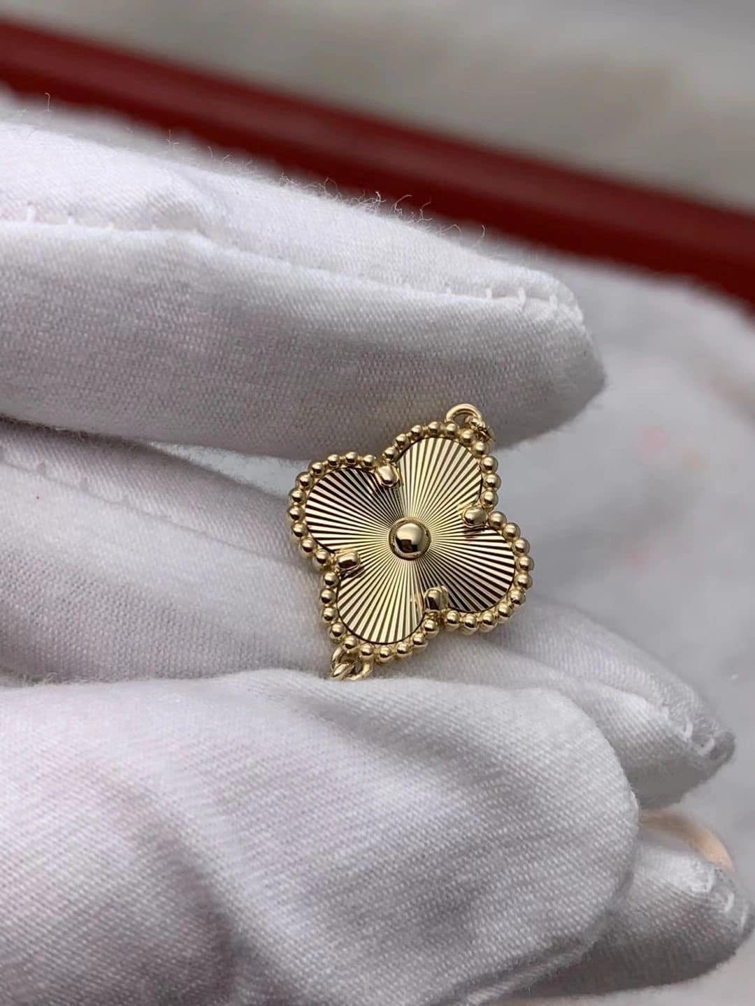 Vòng tay Van Cleef & Arpels Flower vàng vàng 18K