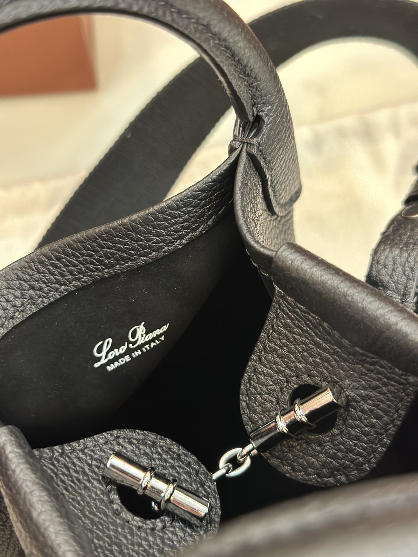 TÚI Loro Piana Bale Micro bằng da bê màu đen