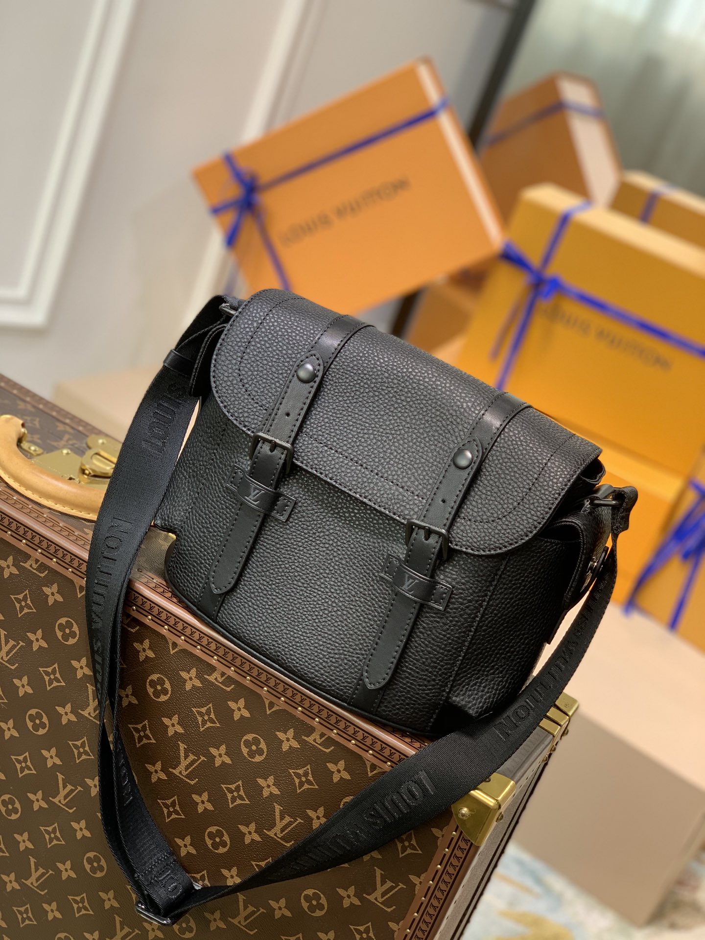 TÚI LOUIS VUITTON Christopher Taurillon Messenger Bag