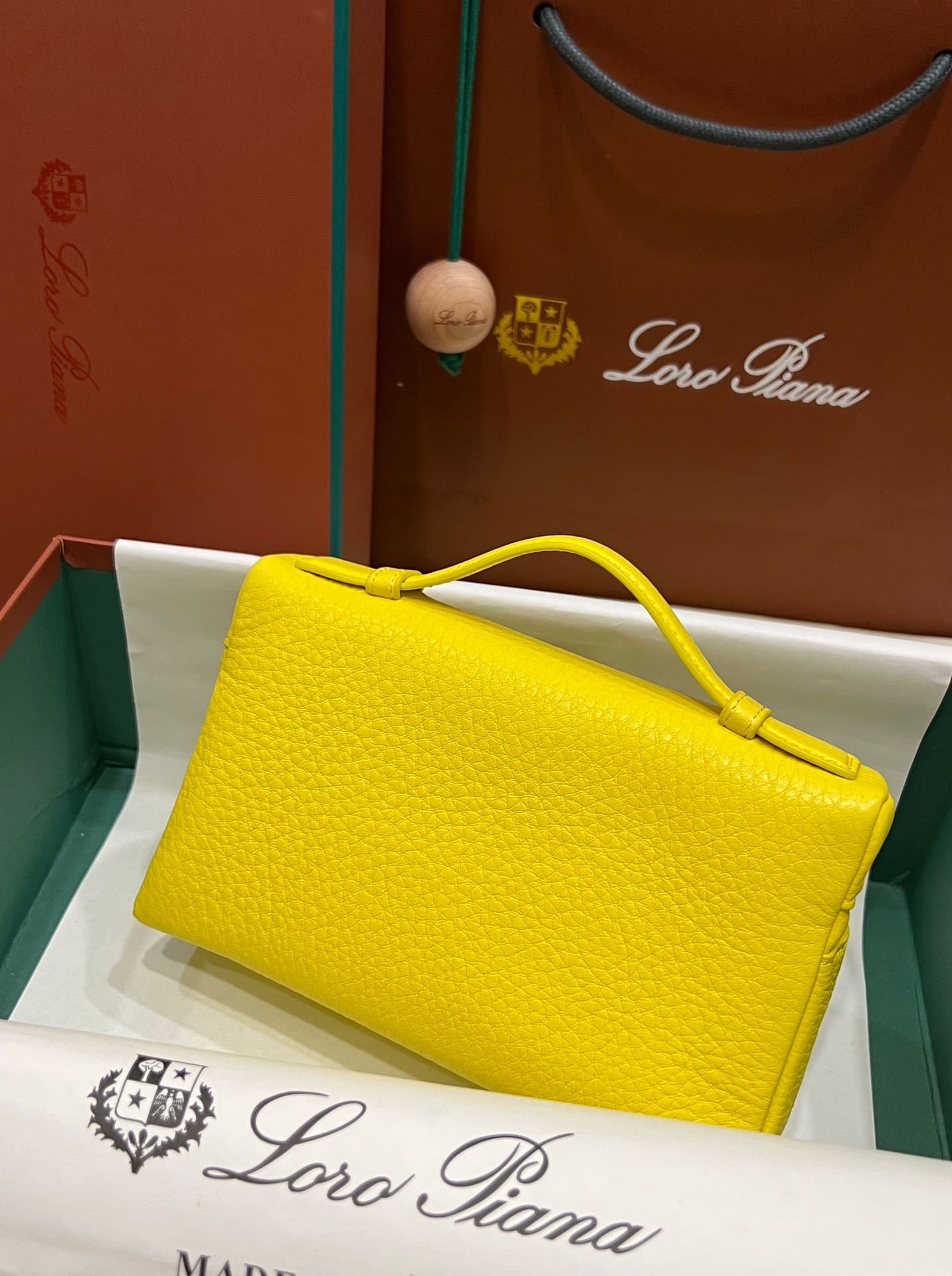 TÚI Loro Piana Women Extra bằng da bê màu vàng