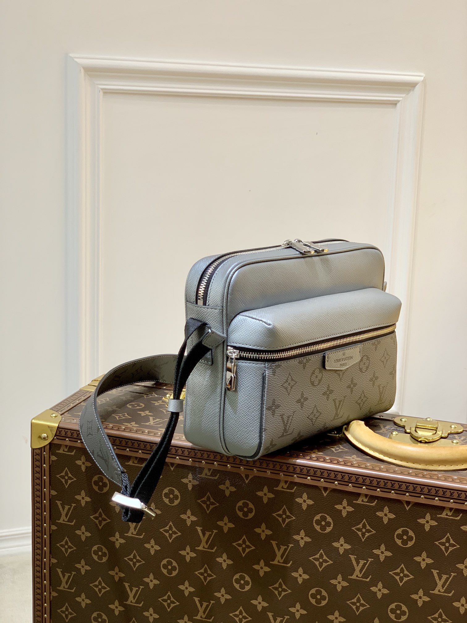 TÚI LOUIS VUITTON Outdoor Monogram Taga Messenger Bag