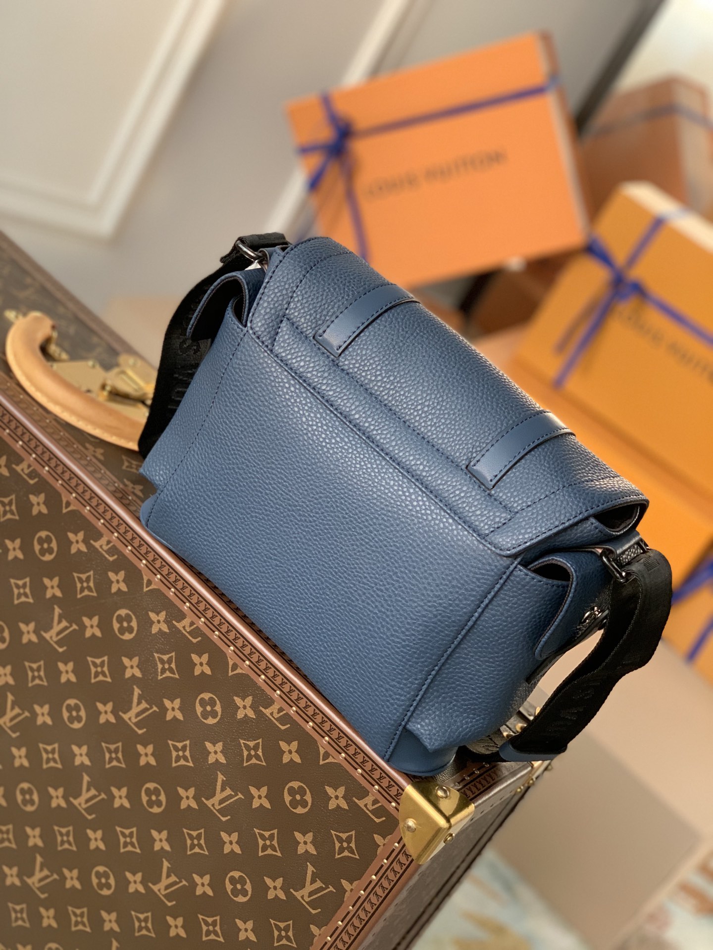 TÚI LOUIS VUITTON Christopher Taurillon Messenger Bag