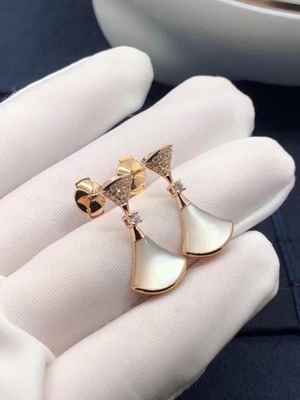 Bông tai BVLGARI Diva's Dream mother of pearl Kim cương vàng hồng 18K