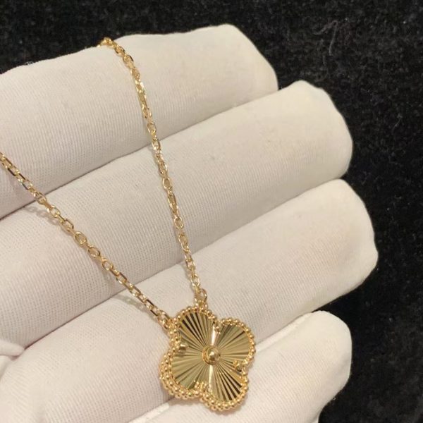 Vòng cổ Van Cleef & Arpels Vintage Alhambra Guilloché vàng vàng 18K